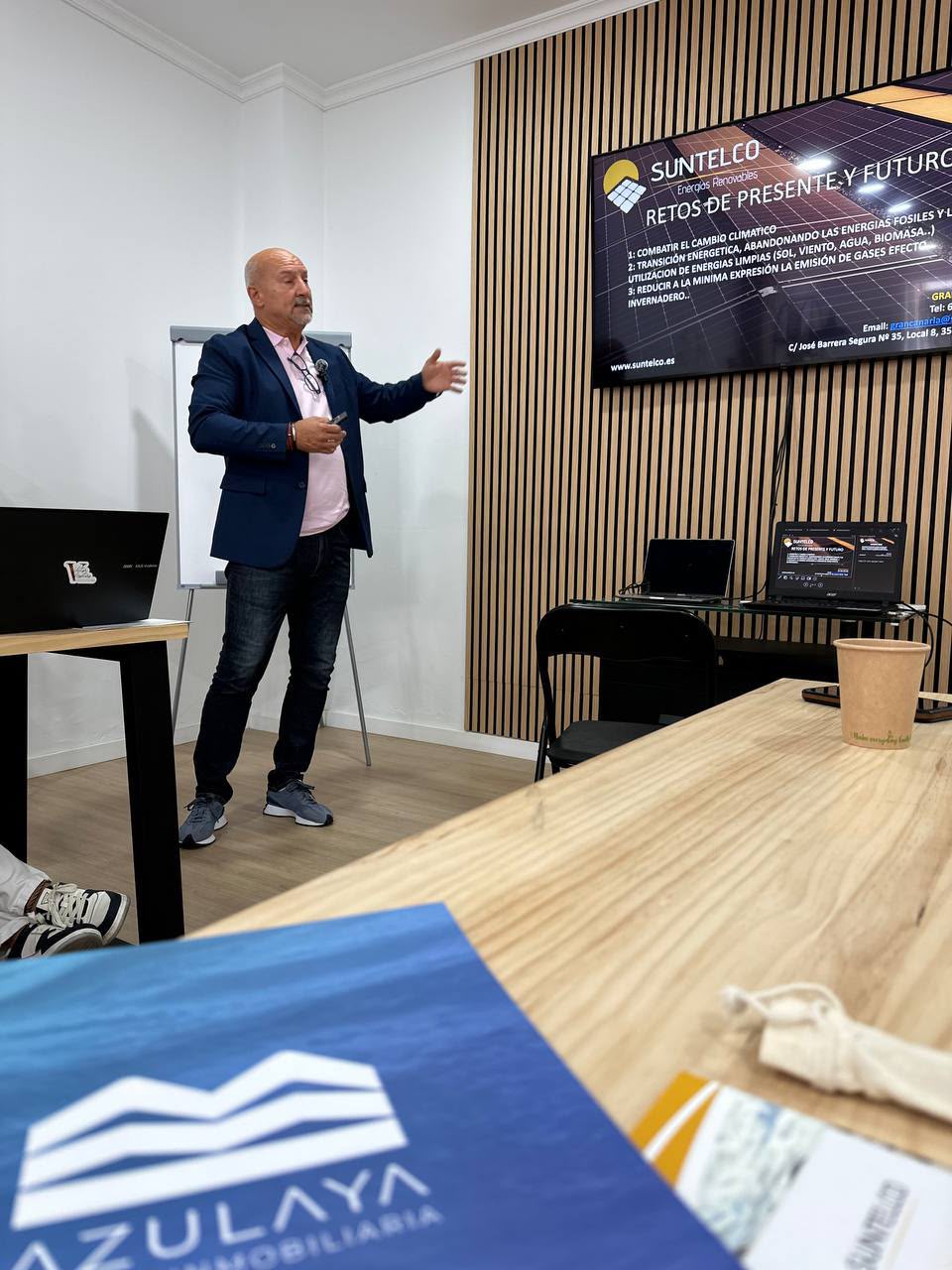 Una empresa de fuera dando su charla en la sala de Azulaya Workspace