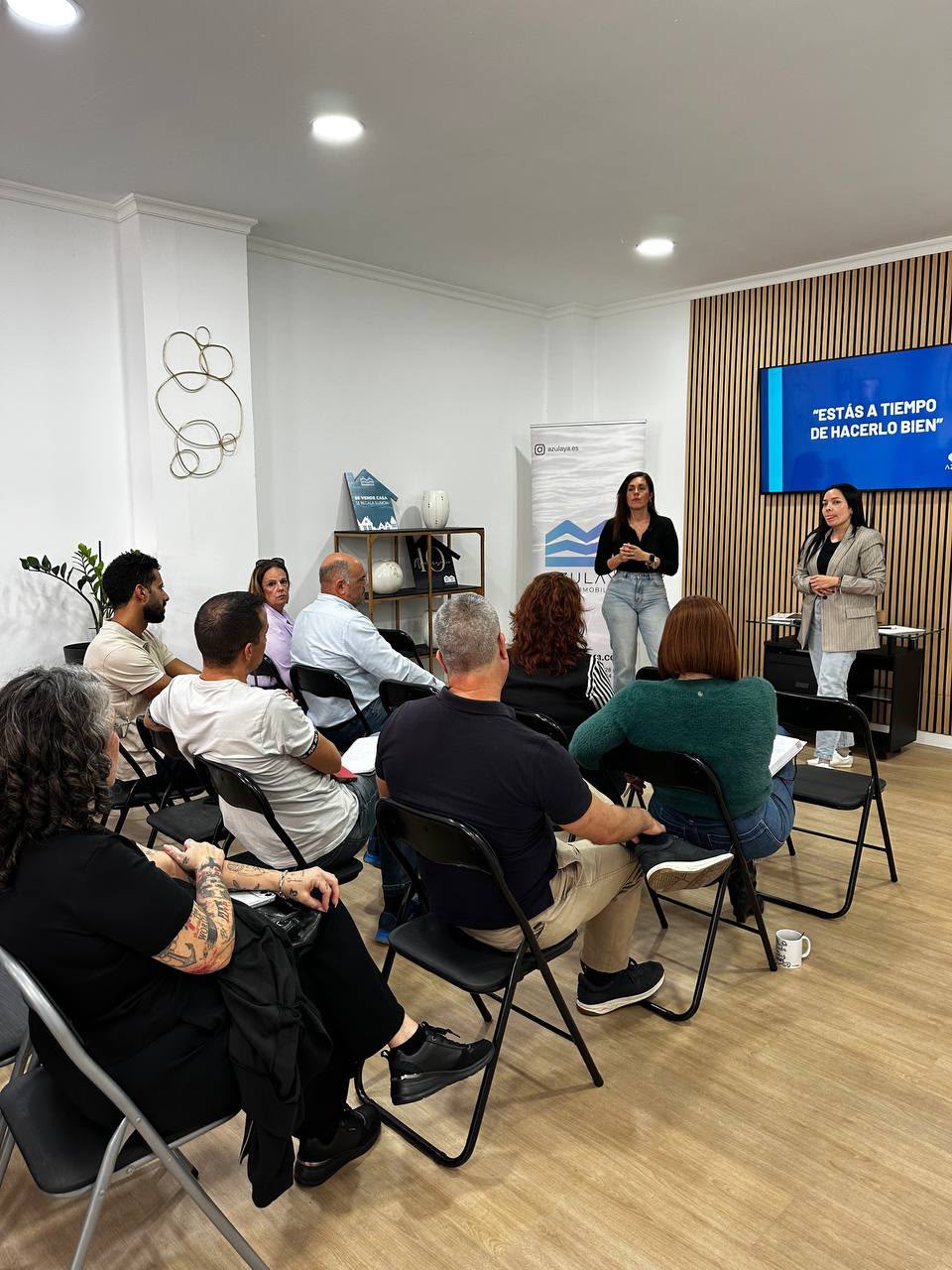 Charla para propietarios en la sala de Azulaya Workspace