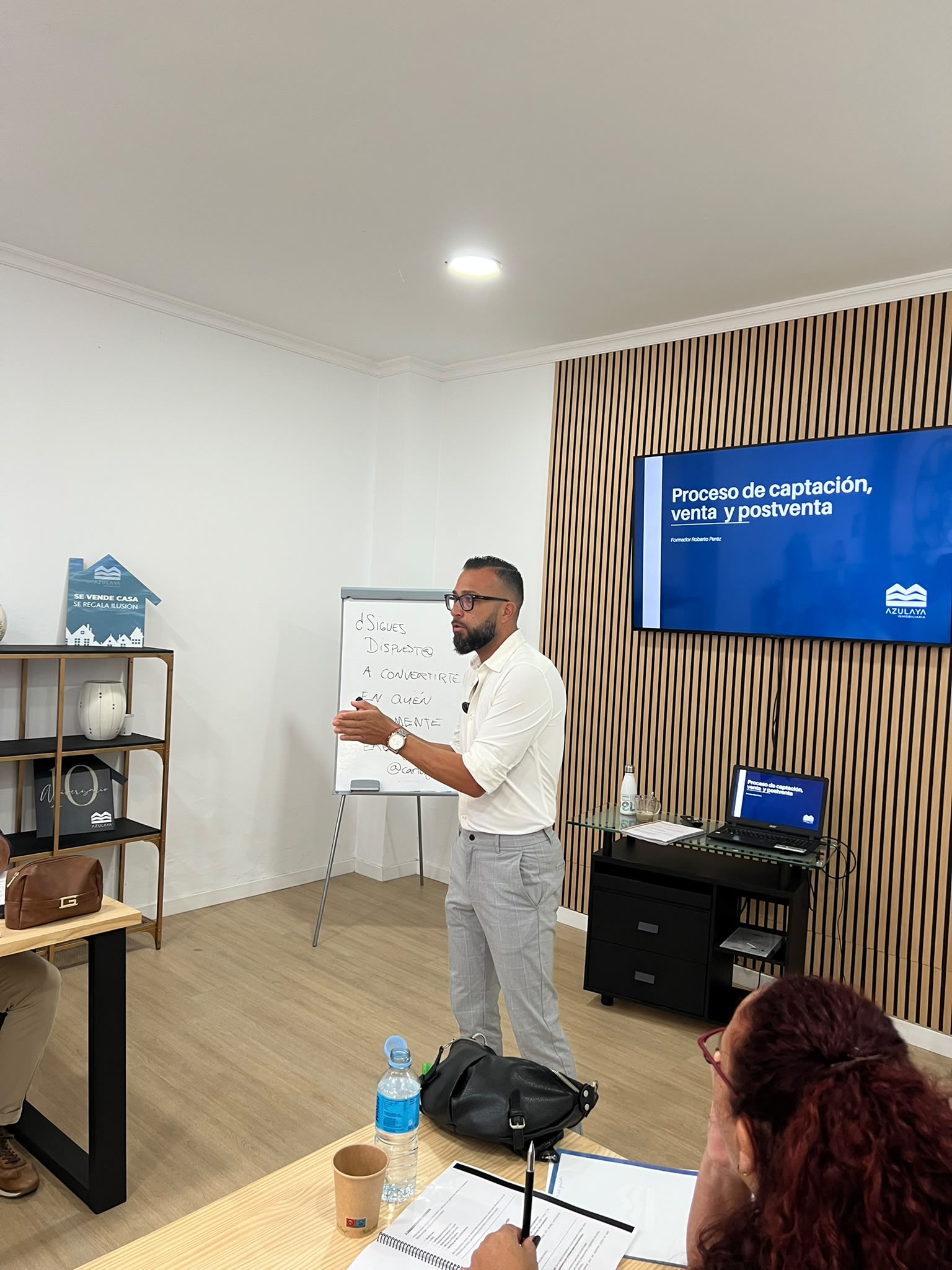 Formación para asesores inmobiliarios en la sala de Azulaya Workspace
