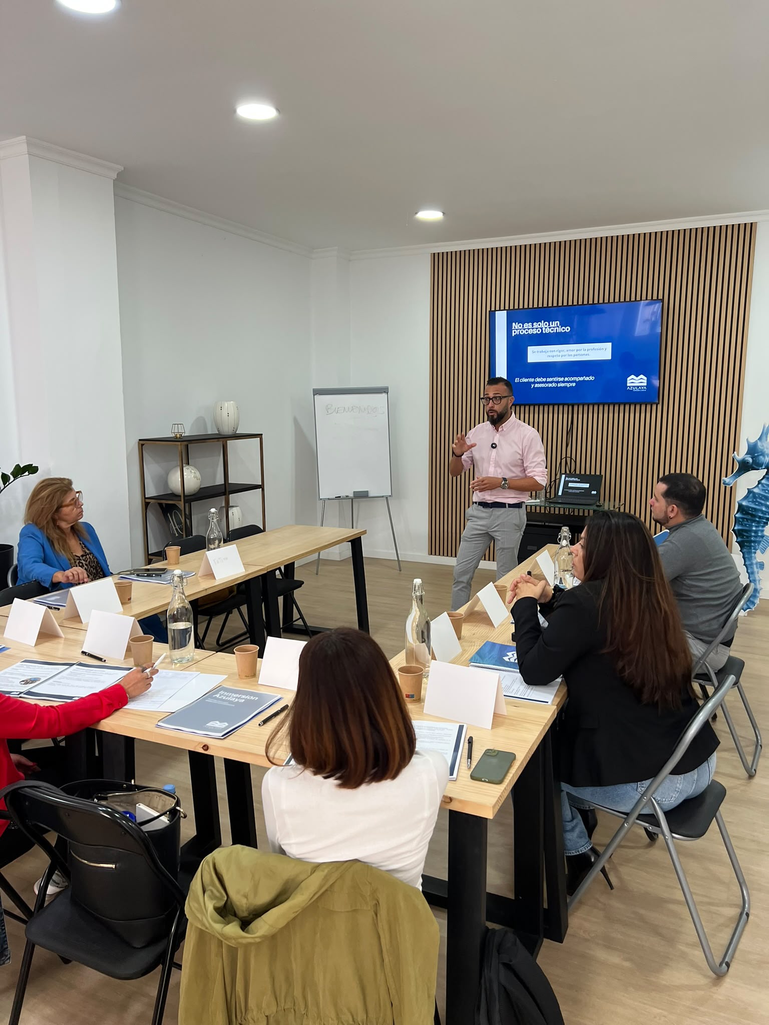 Formación con las mesas montadas y el material preparado