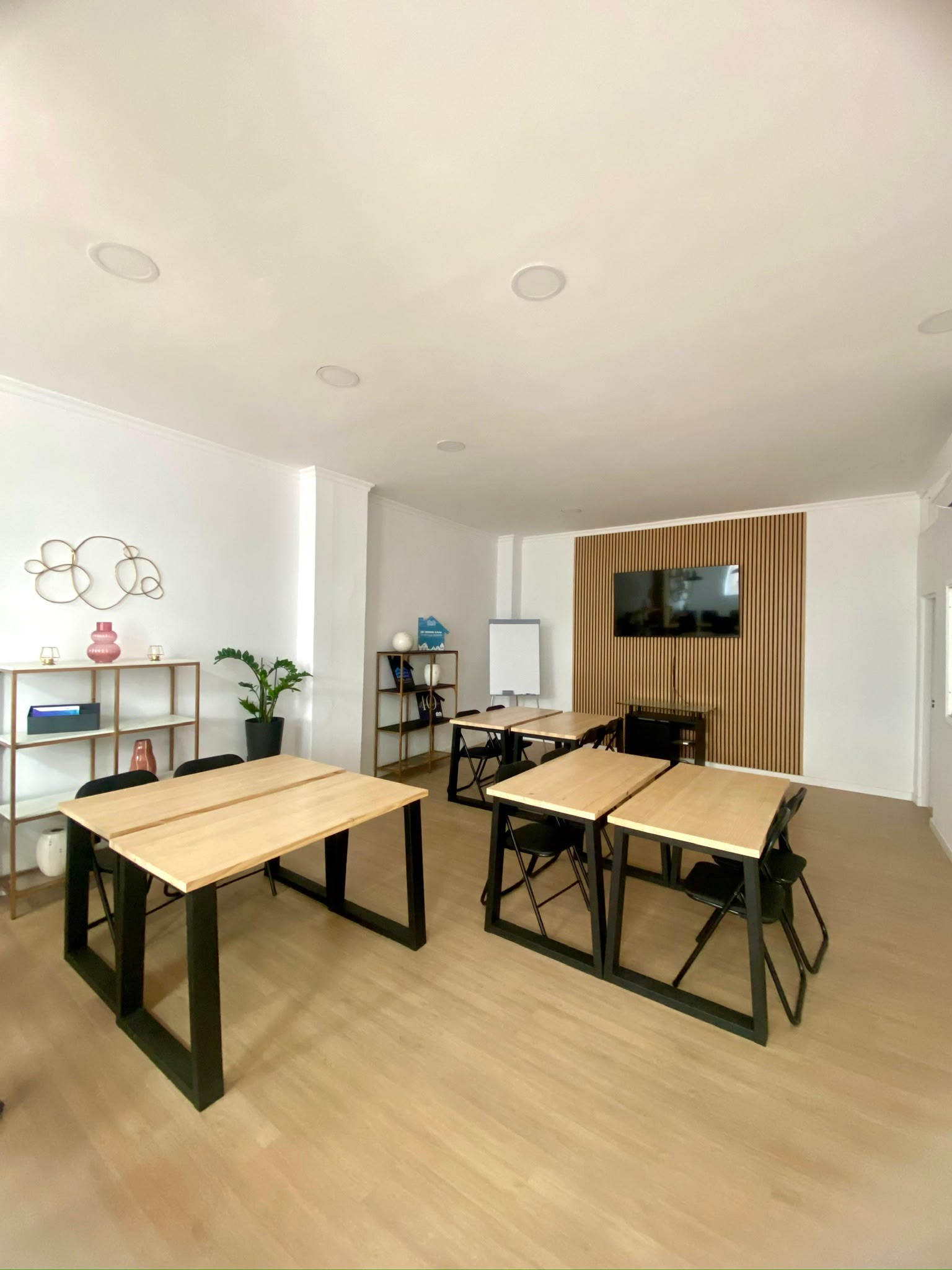 La sala diáfana de Azulaya Workspace, con las mesas montadas