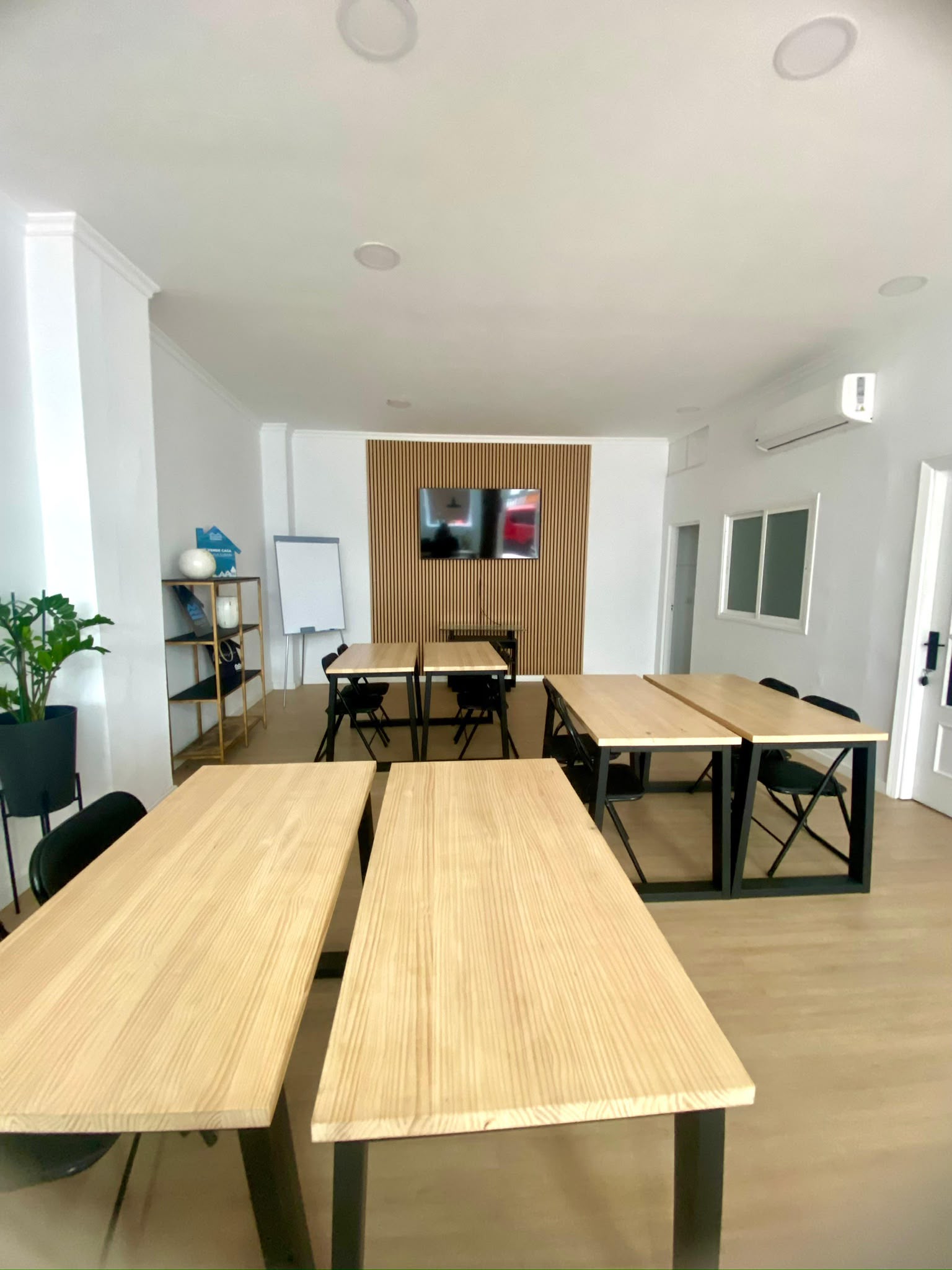La sala montada en aula, con las mesas en filas