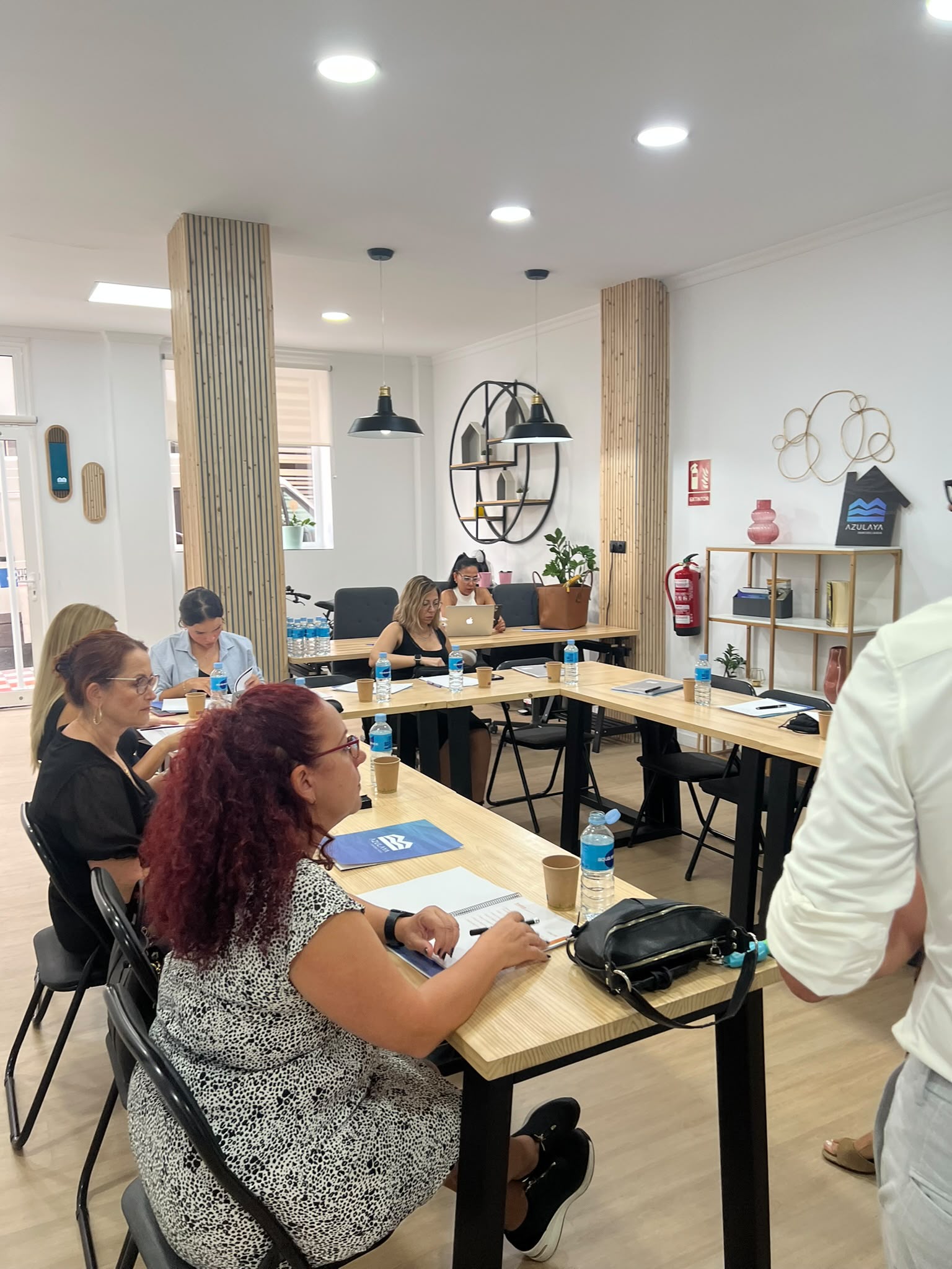 La sala montada en U para una reunión de trabajo