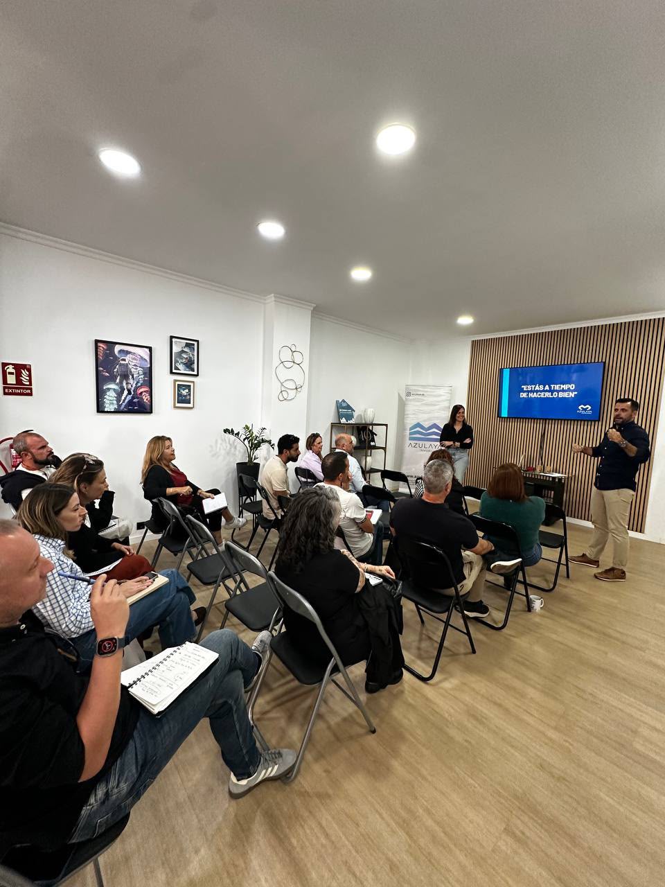 La sala despejada, solo con sillas, durante una charla
