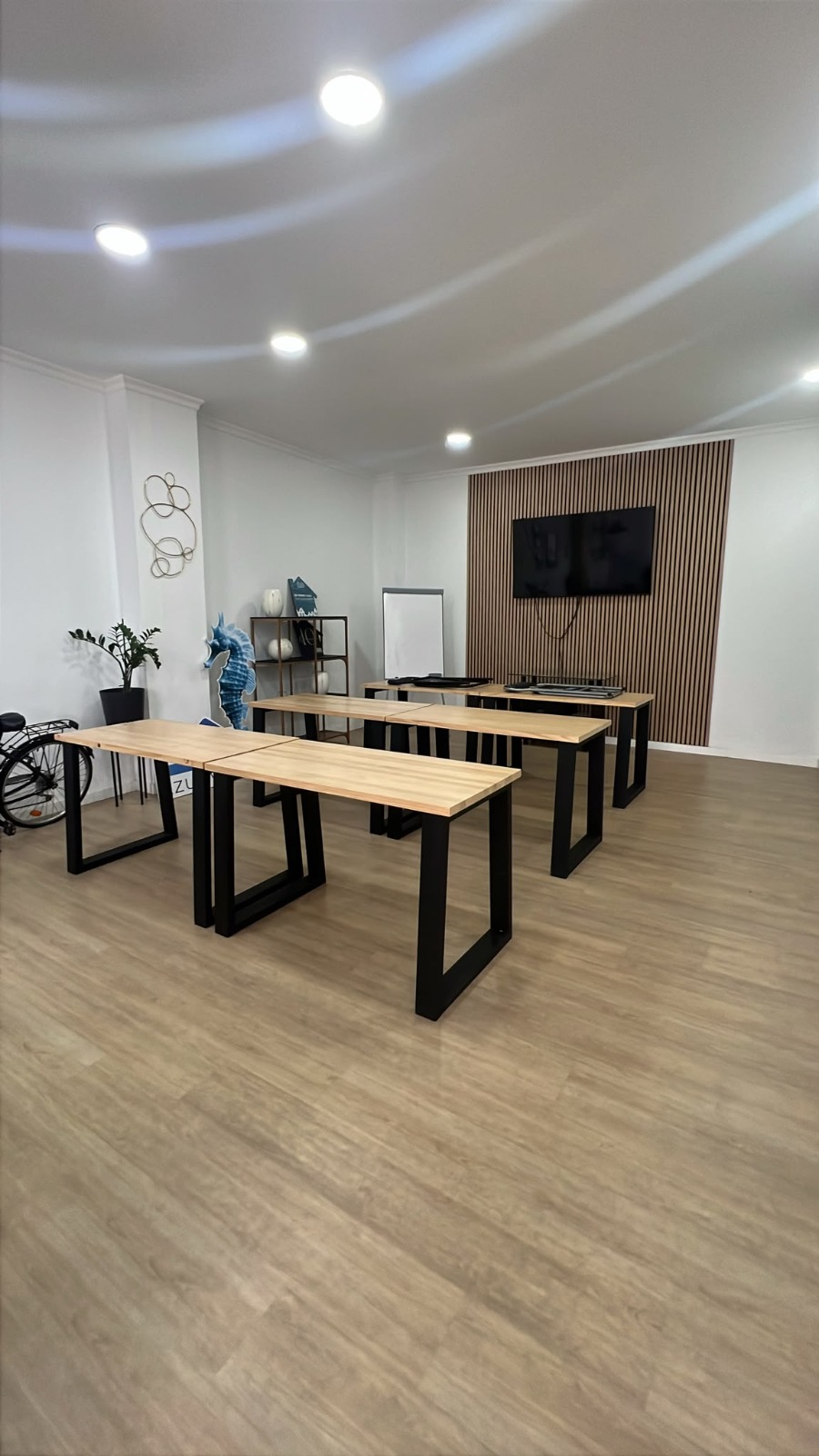 El televisor con HDMI sobre la pared de listones de madera