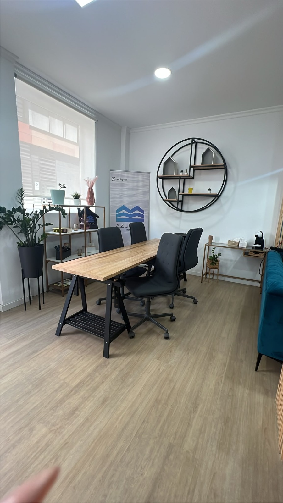 Zona de reuniones de Azulaya Workspace, con la cafetera